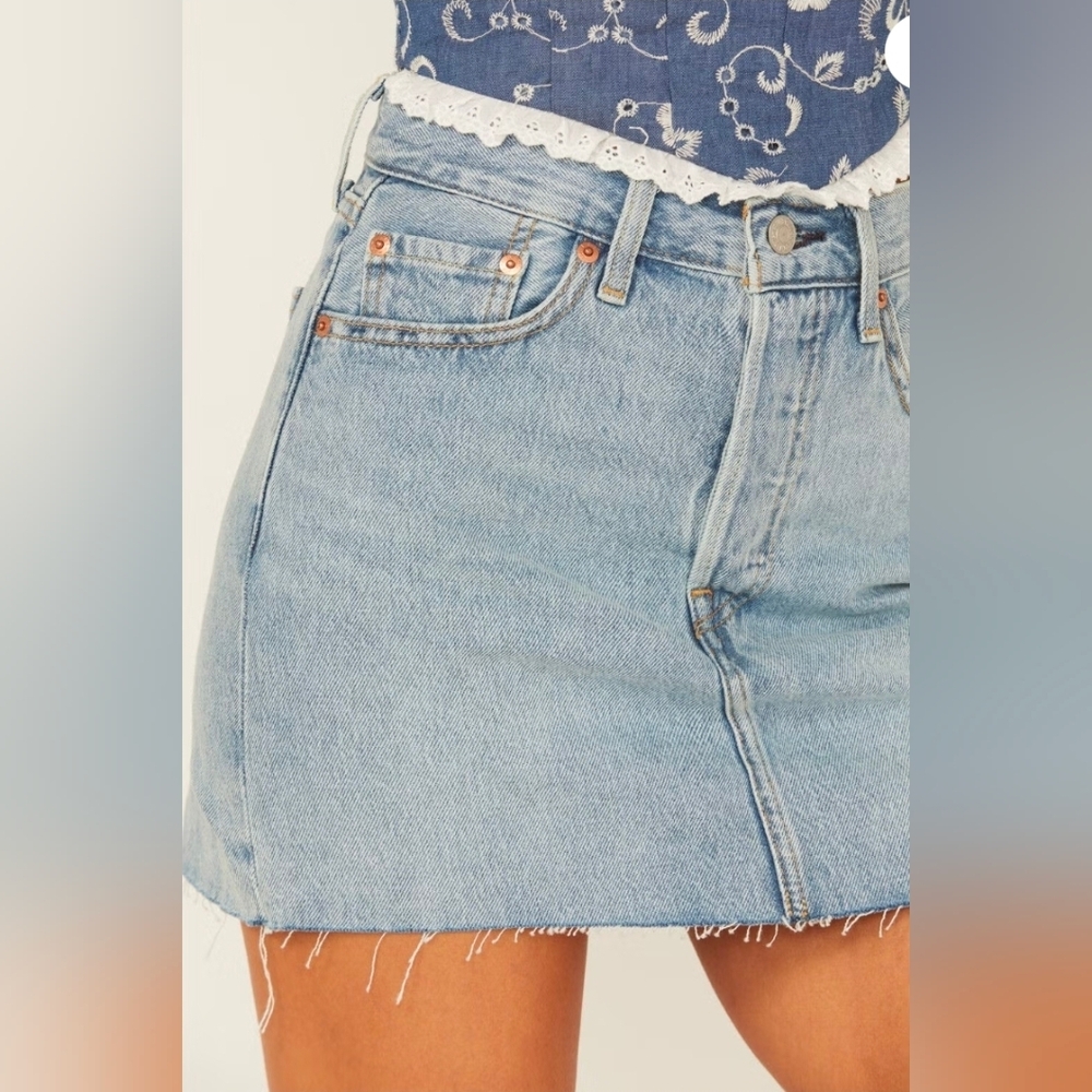 NWOT Levi's Icon Mini Skirt Light Wash Raw Hem Denim Mid-Rise Cotton Size 30